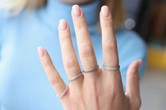 The Debate of Thin Versus Wide Wedding Bands for Women
